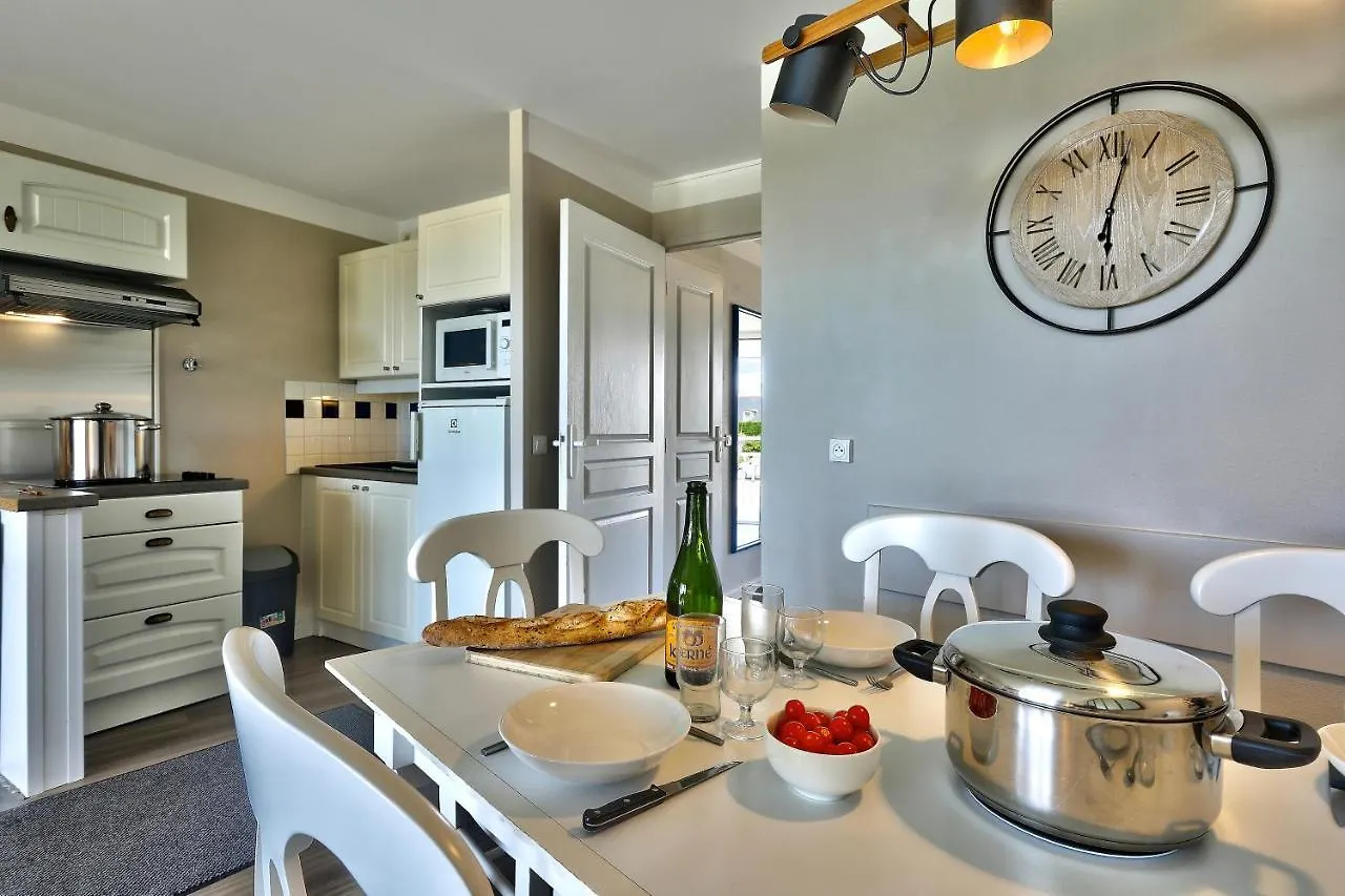 Apartment Au Guilvinec Seaview: Beachfront Retreat with Pool and Garden