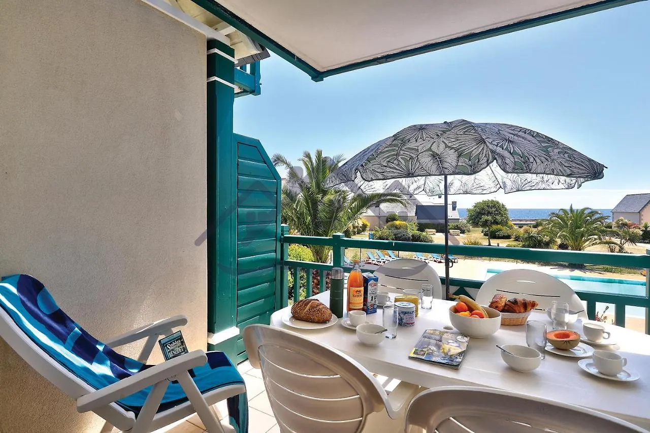 Apartment Au Guilvinec Seaview: Beachfront Retreat with Pool and Garden