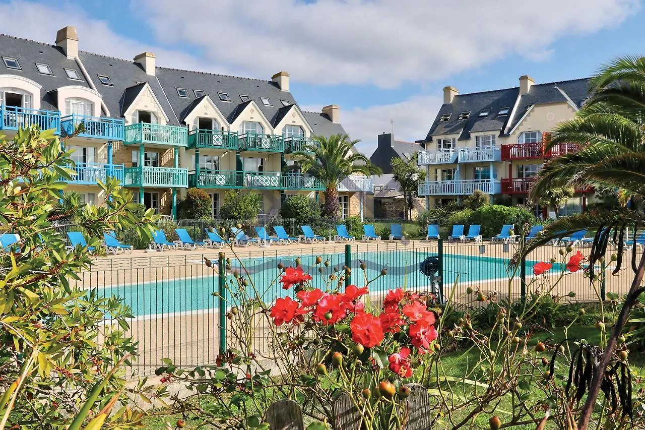 Au Guilvinec Seaview: Beachfront Retreat with Pool and Garden Apartment