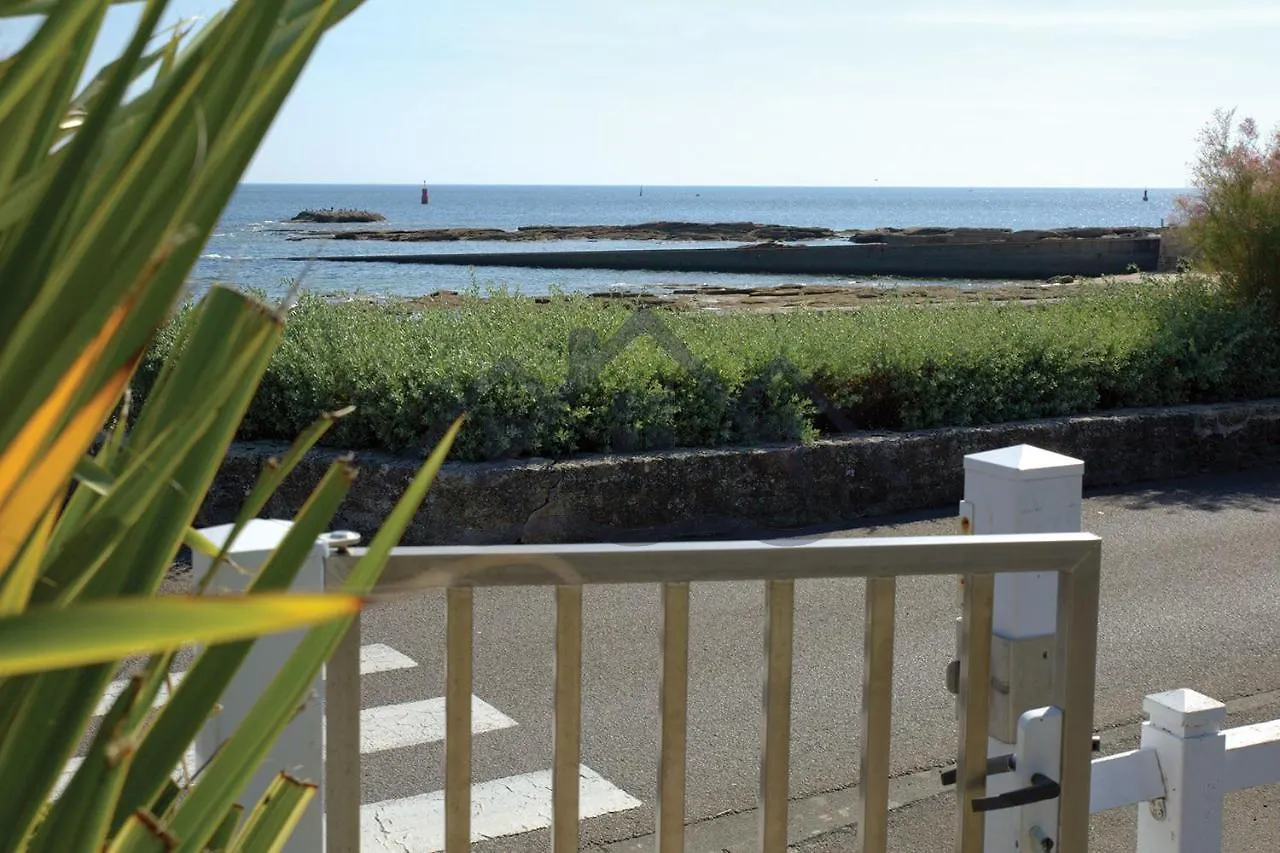 Au Guilvinec Seaview: Beachfront Retreat with Pool and Garden Apartment
